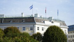 Bereits am Samstag wurde als Zeichen der Solidarität mit Israel und der israelischen Bevölkerung auf dem Dach des Bundeskanzleramts in Wien die israelische Flagge gehisst. (Bild: APA/EVA MANHART)