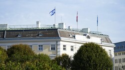 Bereits am Samstag wurde als Zeichen der Solidarität mit Israel und der israelischen Bevölkerung auf dem Dach des Bundeskanzleramts in Wien die israelische Flagge gehisst. (Bild: APA/EVA MANHART)
