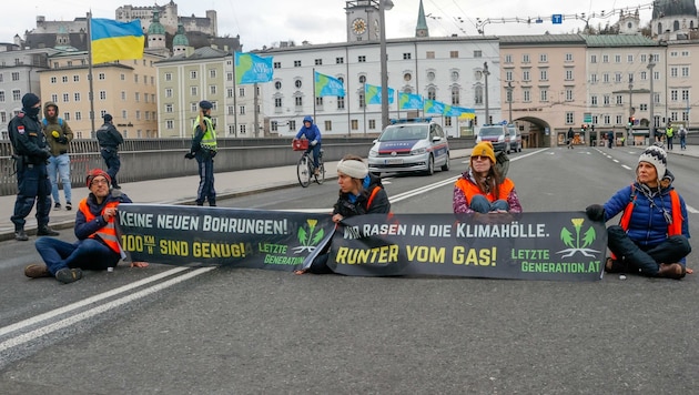 Diese Klebe-Aktion am 29. März auf der Staatsbrücke war Verhandlungsthema (Bild: Tschepp Markus)