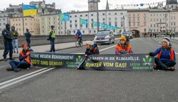 Diese Klebe-Aktion am 29. März auf der Staatsbrücke war Verhandlungsthema (Bild: Tschepp Markus)