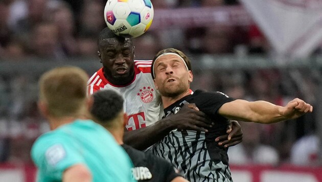 Bayerns Innenverteidiger Dayot Upamecano (hier im Zweikampf beim Spiel gegen Freiburg) fällt ...