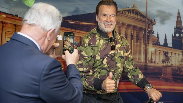 Dieser Schwarzenegger steht jetzt im Madame Tussauds in Wien. (Bild: APA/CHRISTOPH KLEINSASSER)