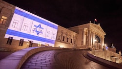 Das österreichische Parlamentsgebäude erstrahlt solidarisch in Israels Farben. (Bild: Parlamentsdirektion/Thomas Topf)