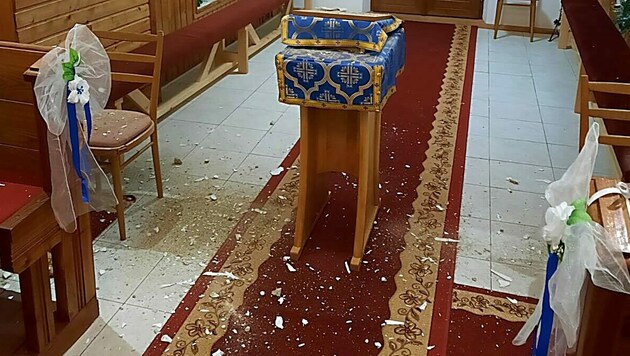 In dieser Kirche in Pakostov (Slowakei) bröckelte der Putz herunter. (Bild: facebook.com/Griechisch Katholische Kirche Pakostov)