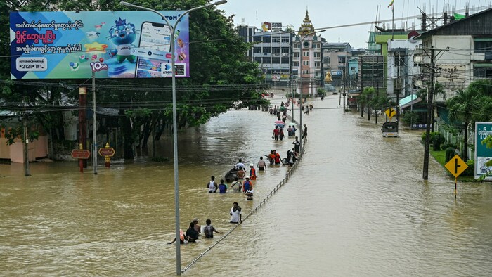 Menschen in Myanmar flüchten vor den Fluten.