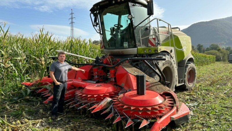 Martin Thaler zeigt auf seine beschädigte Erntemaschine. (Bild: zoom.tirol)