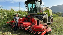 Martin Thaler zeigt auf seine beschädigte Erntemaschine. (Bild: zoom.tirol)