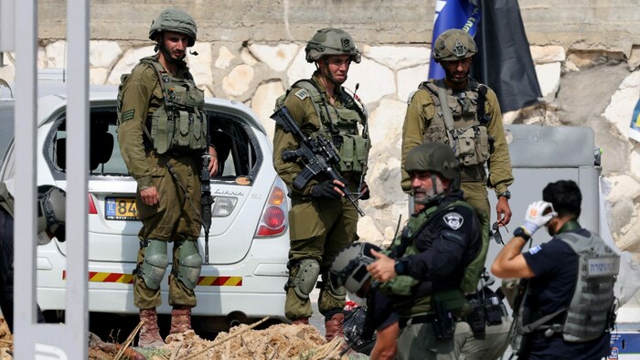 Israelische Soldaten nach dem Großangriff der Hamas in der Stadt Sderot, nahe der Grenze zum ...