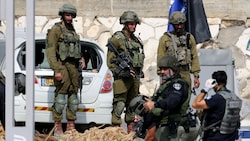 Israelische Soldaten nach dem Großangriff der Hamas in der Stadt Sderot, nahe der Grenze zum Gazastreifen (Bild: AFP)