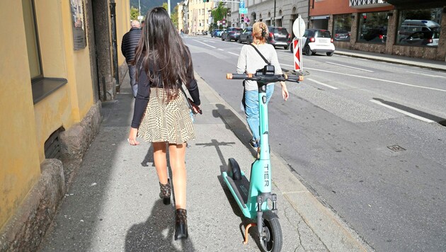 In der Wiese liegend oder mitten am Gehsteig: Nicht alle E-Scooter sind ordnungsgemäß abgestellt. (Bild: Birbaumer Christof)