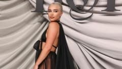 Florence Pugh spricht im Interview mit der „Vogue“ über ihre Vorbildrolle für junge Frauen - und zeigt sich im Fotoshooting für das Modemagazin halb nackt.  (Bild: APA/Vianney Le Caer/Invision/AP)