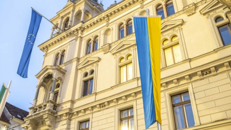 Ein Jahr lang wurde die ukrainische Flagge am Grazer Rathaus gehisst. (Bild: Stadt Graz/Fischer)