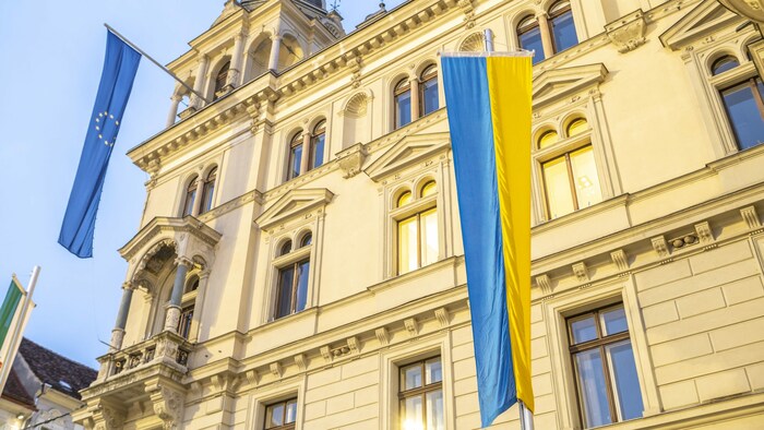 Ein Jahr lang wurde die ukrainische Flagge am Grazer Rathaus gehisst.