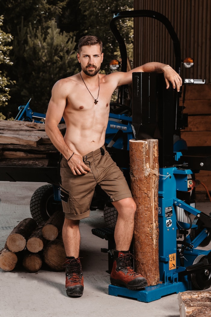 Benedikt Quinz aus der Steiermark ist der Mr. Oktober des Jungbauernkalenders 2024.