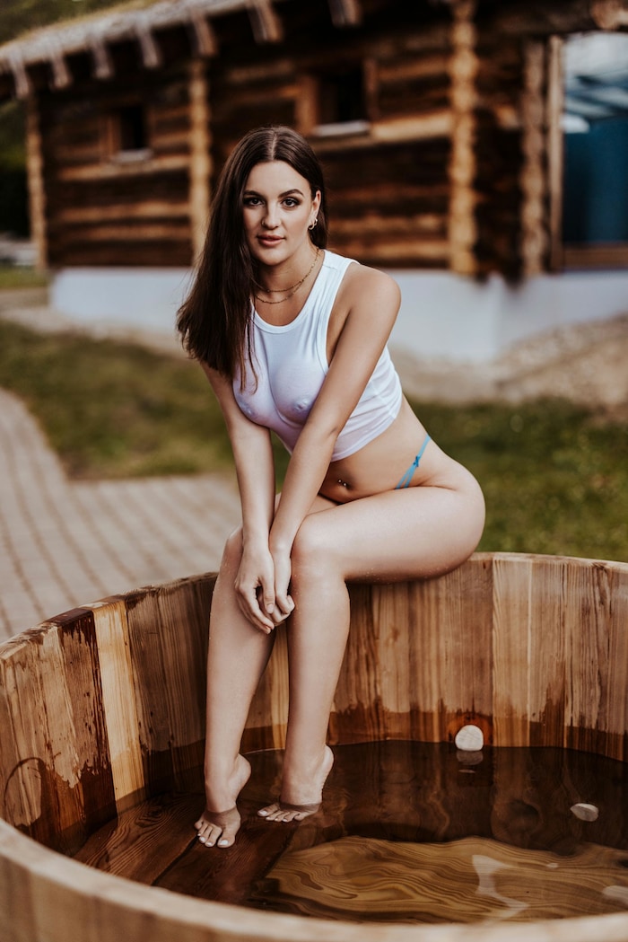 Im Februar zeigt sich Celine Gschaider aus Salzburg den Kalender-Besitzern erotisch.