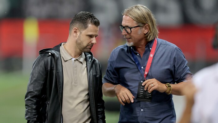 Bullen-Pressesprecher Christian Kircher (re.) mit Salzburg-Sportchef Bernhard Seonbuchner