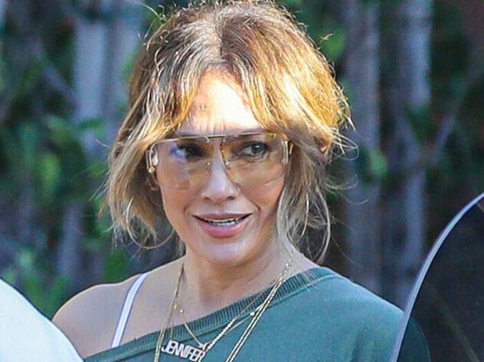 Jennifer Lopez mit einem Goldkettchen mit ihrem Namenszug.