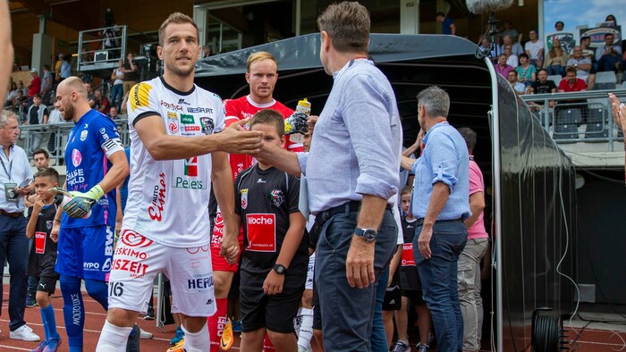 Dietmar Riegler (re.) beim WAC-Spielertunnel.