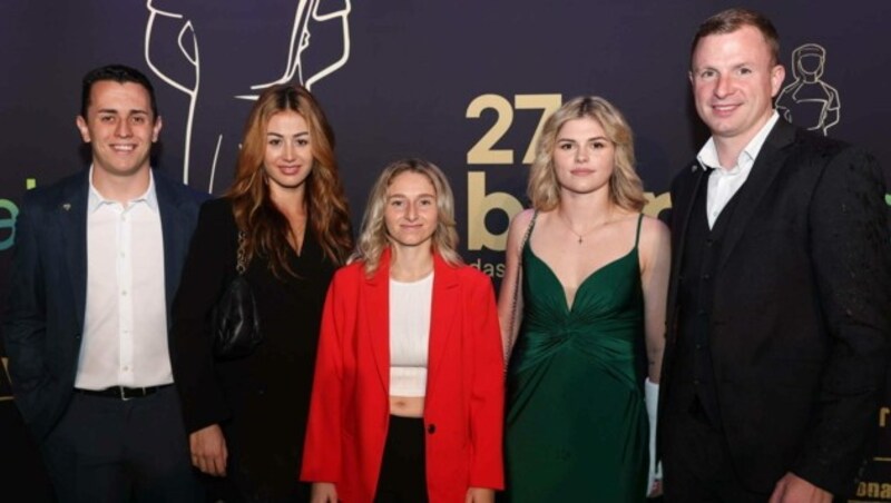 Altachs Sportchef Tobi Thies (r,) mit Eileen Campbell und der Rheindörfler Delegation bei der Bruno-Gala in Wien. (Bild: GEPA pictures)