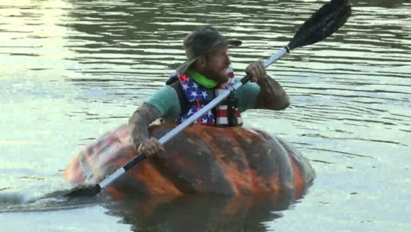 Steve Kueny paddelte kniend - in einem selbst angebauten Riesenkürbis - mehr als 61 Kilometer auf dem Missouri River. (Bild: kameraOne (Screenshot))