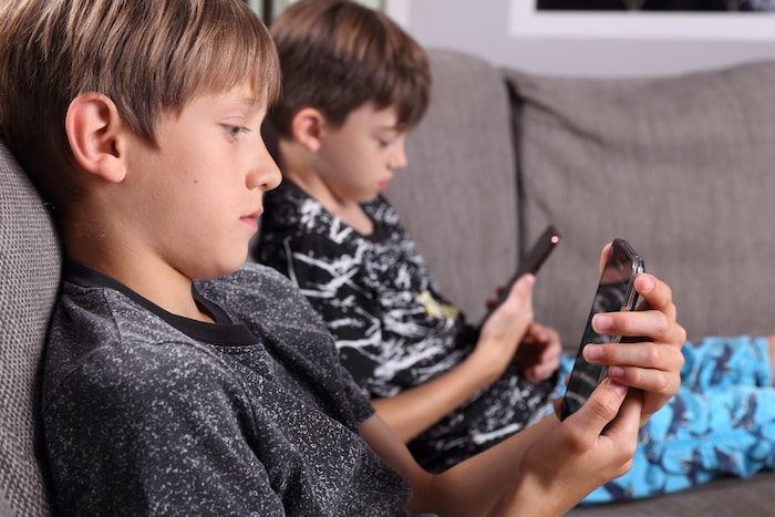Stunden am Handy - für Kinderaugen fatal.
