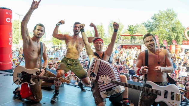 Die Musiker von „Mountain Crew“ sorgen für Stimmung beim Oktoberfest.