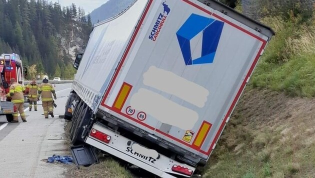 Der LKW war rechts von der Fahrbahn abgekommen. (Bild: FF Zederhaus)