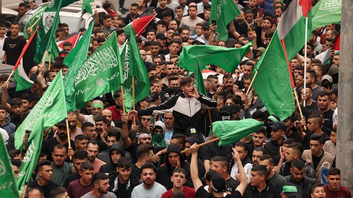 Junge Palästinenser in Hebron schwenken Hamas-Flaggen bei einem Begräbnis für einen jungen Mann, ...