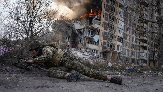 Die ukrainische Stadt Awdijiwka liegt unter „massiven“ Beschuss russischer Truppen. (Bild: APA/dpa)