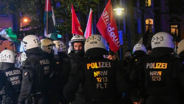 In Duisburg fand am Dienstagabend eine Kundgebung von Palästinensern statt. Die Polizei rückte mit einem Großaufgebot an. (Bild: AFP)