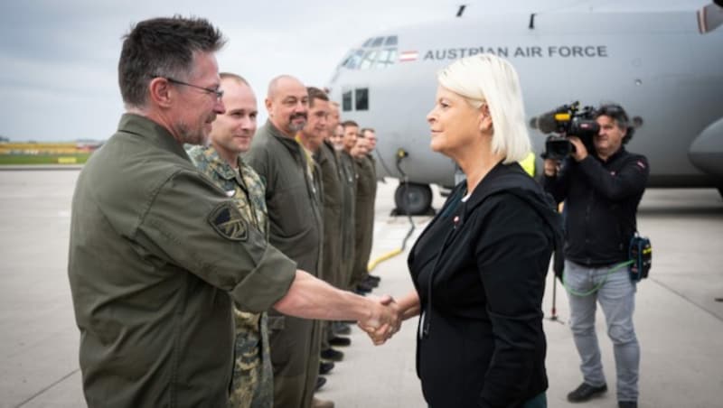 Mit dieser Hercules des Bundesheeres werden Landsleute aus Tel Aviv nach Zypern ausgeflogen. Ministerin Klaudia Tanner wünschte der Crew vor Abflug noch viel Soldatenglück. (Bild: APA/BUNDESHEER/CARINA KARLOVITS)