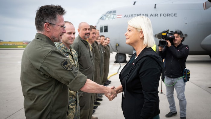Mit dieser Hercules des Bundesheeres werden Landsleute aus Tel Aviv nach Zypern ausgeflogen. ...