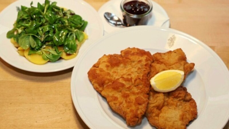 Das Wiener Schnitzel vom Kalb kommt mit Erdäpfel-Vogerl-Salat und Preiselbeeren. (Bild: Zwefo)