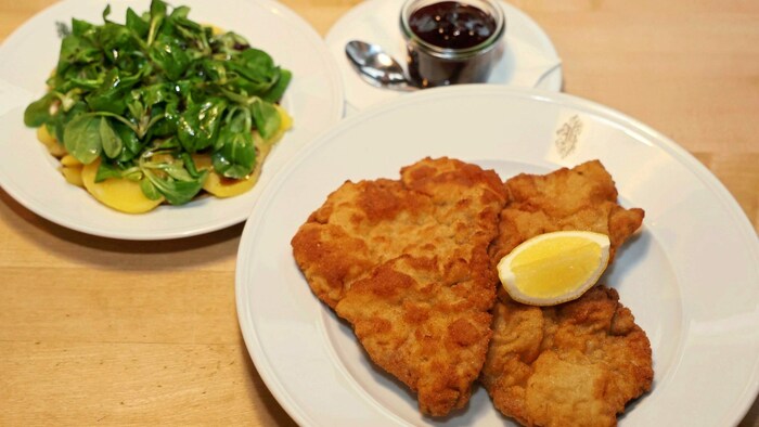 Das Wiener Schnitzel vom Kalb kommt mit Erdäpfel-Vogerl-Salat und Preiselbeeren.