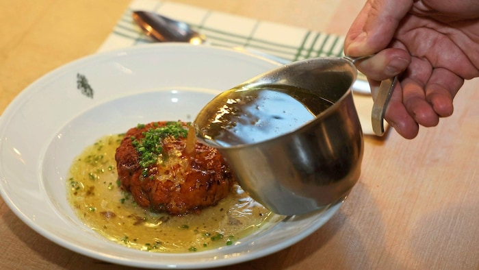 Dort wird die Suppe noch am Tisch in den Teller geleert.