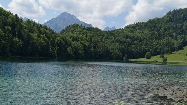 Der idyllische Alatsee liegt nur einen Steinwurf von der Tiroler Grenze entfernt. (Bild: Hubert Rauth)