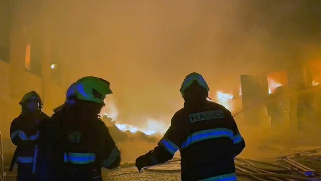 Rund 170 Feuerwehrleute waren an den Löscharbeiten beteiligt. (Bild: Screenshot twitter.com/HZS Libereckeho Kraje)