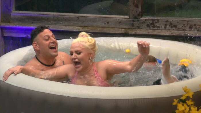 Nach einer spritzigen Whirlpool-Action von Miss Jackson, Marius und Miguel, bei der es für ...