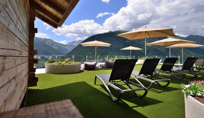 Das Almfamilyhotel Scherer liegt mitten in Almwiesen am Ortseingang von Obertilliach in Osttirol ...