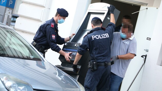 Immer wieder werden die Polizeikräfte aufgrund von illegalem Glücksspiel (Symbolbild) zu Hilfe gerufen. (Bild: Lauber/laumat.at Matthias)