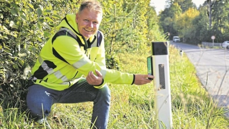 Alexander Zecha, Leiter der Straßenerhaltung im Land, kennt sich mit Wildwarngeräten aus. (Bild: Land Tirol/Brandhuber)