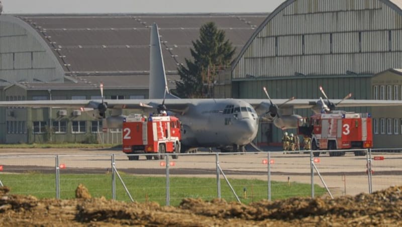 „Aufgrund eines nicht vorhersehbaren technischen Defektes“ konnte die Maschine nicht wie geplant am Vormittag starten, teilte das Verteidigungsministerium mit. (Bild: Matthias Lauber)