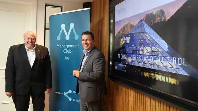 Der Präsident des Management Clubs Tirol, Helmut Lutz (li.), lud Marcus Hofer, GF der Standortagentur Tirol GmbH, als Redner ein (Bild: Birbaumer Christof)