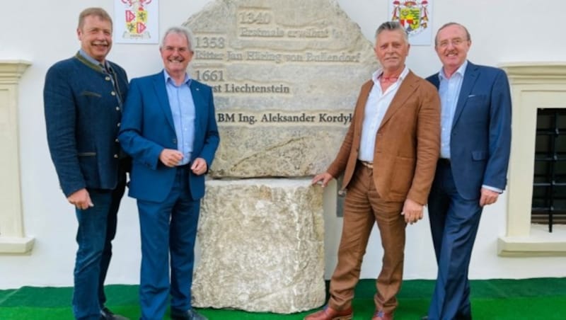 Bgm Josef Tatzber, NÖ Landtagspräsident Karl Wilfing, die Hausherren Irena und Aleksander Kordyka, NÖ Alt-Landespolizeidirektor Franz Prucher (v.li.). (Bild: LT-Direktion/Schultes)