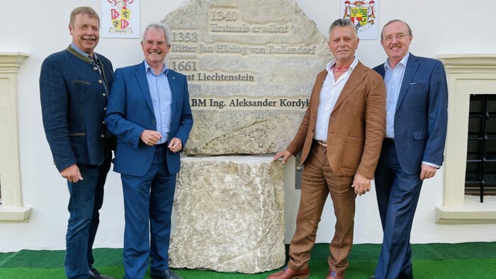 Bgm Josef Tatzber, NÖ Landtagspräsident Karl Wilfing, die Hausherren Irena und Aleksander Kordyka, NÖ Alt-Landespolizeidirektor Franz Prucher (v.li.).