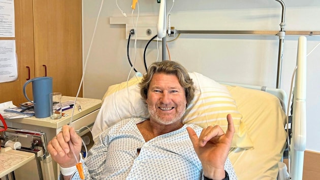 Er kann schon wieder lächeln: Bjørn Dunkerbeck, seit der Österreich-Premiere seines Filmes „Born to windsurf“ im Spital in Klagenfurt, schickte der „Krone“ Grüße aus der Klinik. (Bild: Privat)