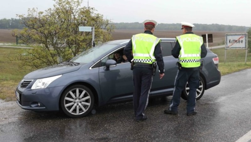 Die Polizei konnte den geflohenen Verdächtigen bei einer groß angelegten Suchaktion erneut festnehmen. (Bild: Honorar)