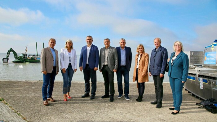 Landesrat Dorner (3. v. li.) mit Neusiedls Stadtchefin (2. v. li.) und Bürgermeistern der ...