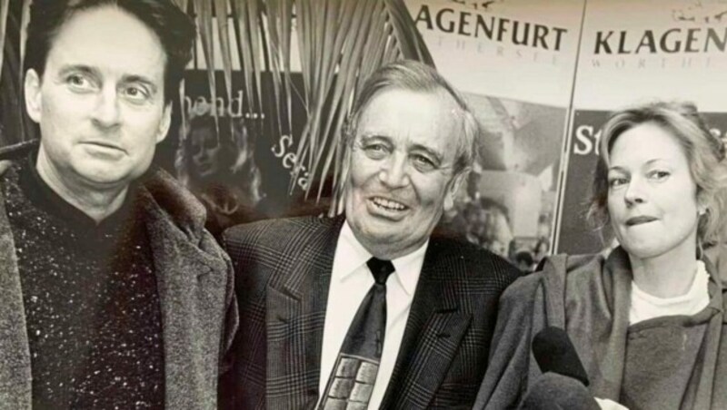 Bürgermeister Leopold Guggenberger mit Melanie Griffith und Michael Douglas. 1992 drehten die beiden in Klagenfurt. (Bild: Krone-Archiv)