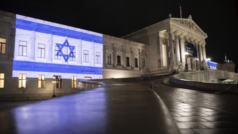 Bereits am Montag wurden die Farben der israelischen Flagge auf dem Parlament in Wien projiziert. (Bild: APA/TOBIAS STEINMAURER)